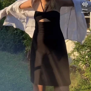 Klänning  - En superfin svart klänning som har perfekt till sommaren🤍🤍🤍är 1,58 lång