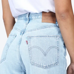 Levis High Loose - Levis jeans i modellen High loose. Nyskick, använda 1-3 gånger. Storlek 27.