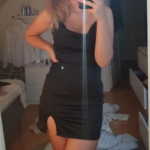 Fin svart klänning  - Satinklänning i svart från Shein. Passar perfekt vid festliga tillfällen. Axelbanden är reglerbara och det finns dragkedja vid sidan. Är använd 1 gång. Köparen står för frakten 