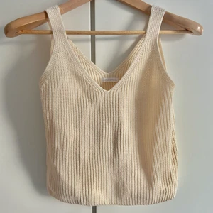 Stickad topp - Benvit stickat / virkat linne.  Köpt i Amsterdam och saknar storlek men uppskattas till Medium.  Stilrent och passar jättesnyggt till jeans!  #knitted #crochet #stickad #virkad #top