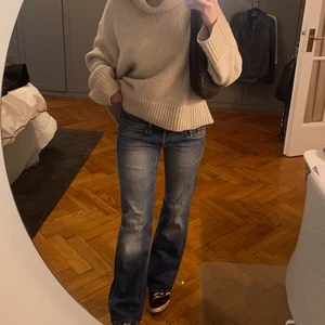 Replay Jeans - Säljer mina lågmidjade bootcut jeans från Replay i storlek 27/32! De är i superfint skick och för referens är jag 1,68 lång💗