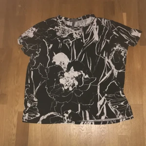 snygg frän hm tisha  - ganska liten i storlek passar L sparsamt använd billigare vid snabb affär köpare står för frakt