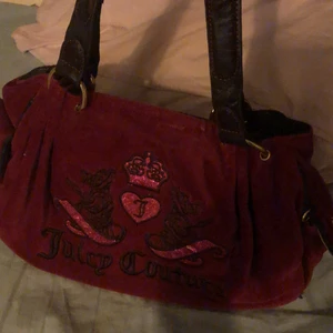 Juicy couture väska - Jag säljer min fina juicy couture väska, säljer pågrund av att jag inte använder den, den är i bra storlek du får plats med mycket!💕 köpare står för frakt