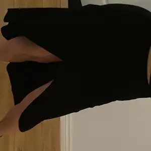 En svart lång kjol med slits i storlek S. Köpt i en liten butik i Florida! 