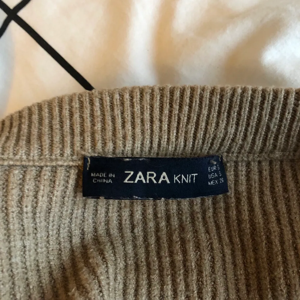 Säljer denna snygga beiga stickade tröja från Zara 😍 Köptes i spanien för något år sedan! I bra skick, storlek S 🙌🏼 Kan skickas med frakt för 66kr . Stickat.