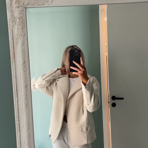 Jacka - Supersnygg jacka från H&M!! Strl XXS/Petite men passar 34! Den är aldrig använd! Frakt tillkommer