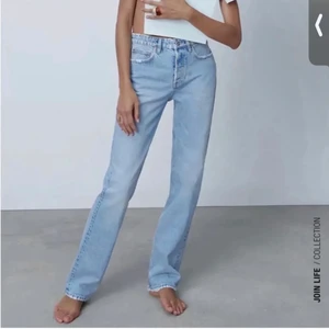 Zara midrise jeans - Säljer nu mina älskade mid rise jeans från zara då jag inte får nån användning av dem. Använda kanske 3-4 gånger, fint skick. Möts upp i Stockholm eller fraktar mot fraktkostnad😊