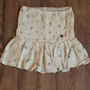 Kjol - En gul blommig kjol, väldigt fin på sommaren men får vara någon som är ganska lite eftersom annat blir den för kort.