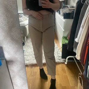 JÄTTE sköna byxor från H&M - Jag säljer tre par byxor från H&M, alla är samma modell men olika färger. De svarta är väl använda men bra skick! De vita och beige är så gott som nya. Jag är 164 cm lång och de går precis till anklarna. 150 kr st. 