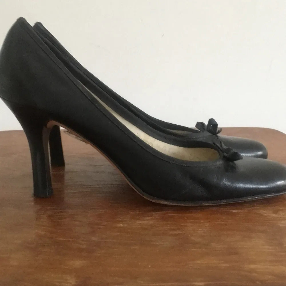 Svarta fina skor med 8 cm klack. Skor.