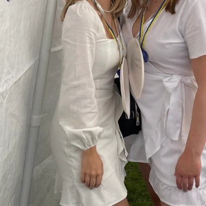 Studentklänning - säljer min studentklänning från 2021 (den vänstra i första bilden) i storlek 34 från Princess Polly! nyskick :)