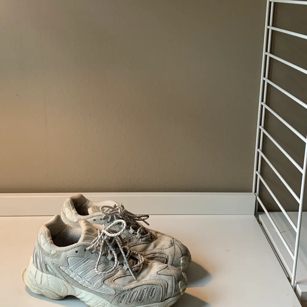 Adidas sneakers säljes för 200kr. Inköpta på And Other Stories i Göteborg för ca 1100kr. Skorna är i storlek 37. För fler bilder/mer info vänligen skriv. Jag kan mötas upp i Göteborg alternativt skicka spårningbart med postnord på köparens räkning.. Skor.