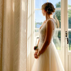 Dressroom Linné Balklänning - Min fantastiskt fina balklänning köpt på Dressroom Linné i Göteborg. Nypris 5500kr. Storlek 36 men uppsydd efter mig som är 156cm lång. Använd endast en gång. 💛