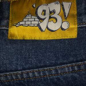 93 Denim i Washed Blue. Baggy jeans i mycket bra kvalitet. Öppet för bud.