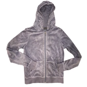 BLÅ/GRÅ LUVTRÖJA - En luvtröja i blå/grå färg.