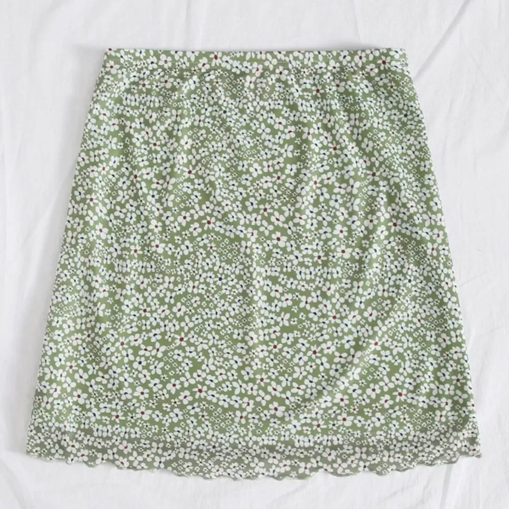 Väldigt söt kjol köpt från SHEIN i väldigt bra kvalitet för att vara från SHEIN💚 - säljer för att den aldrig används💚. Kjolar.