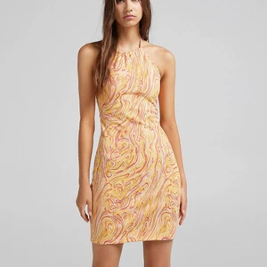 Ny klänning från Bershka - En skitsnygg klänning från Bershka med gult/orange/rött/rosa mönster!!! Halterneck med knyt i ryggen, strl S, aldrig använd med lappar kvar 🧡