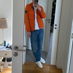 Stone Island jacka - Jacka från stone island. Inte använd mycket. Det är jag som har på mig den på bilden, jag är 184cm. Köparen står för frakten