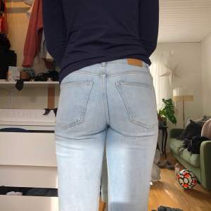 Säljer mina favorit jeans från weekday då de inte passar mig längre. Dom är midwaist och är lite långa på mig som är 163.  