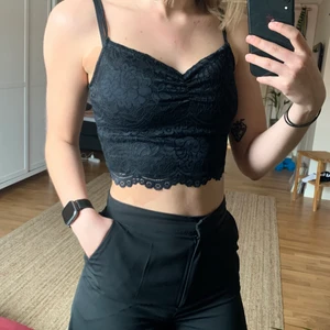 Svart spetslinne - Svart linne från märket FBsister i storlek S. Använt fåtal gånger. Köparen står för frakten :)) hör av dig för mer info/bilder!
