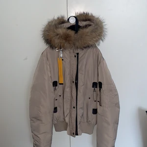 Parajumper jacka - Jackan är en modell av parajumper i beige ( fake ). Har aldrig använts och den är i jätte bra skick. 
