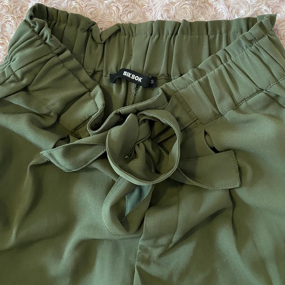 Fina mörk gröna shorts från Bik Bok i strl S. Skärpet är ”inbyggt” och går ej att ta av, väldigt skönt material☺️ köparen står för frakt. Shorts.