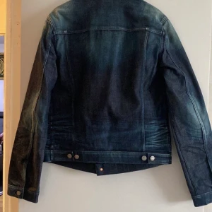 Helt ny Nudie jeans unisex jacka -  Helt ny Nudie jeans unisex Jacka   Mdell: Billy Färg/Tvätt: Dark crispy worn  Stl : M/L  Mått: Axel till axel: 47 Armlängd: 71 Längd backifrån från tröjan börjar till slut: 62 cm  Material: 100% Cotton 