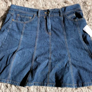 Jeans / demin kjol - Använd en gång, var för stor. Kan användas vanligt men också med skärp eller som oversised kjol. Lite mörkare i verkligheten 