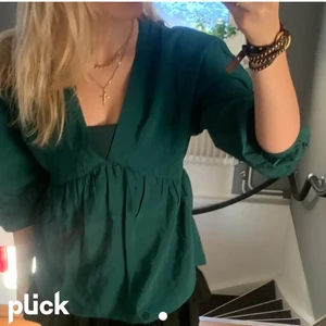 Tröja - Väldigt söt grön blus som passar till både byxor och kjol! Använd endast en gång tyvärr. Älskar verkligen den gröna färgen, så snygg!🍀🐸🥝