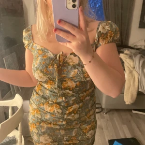 Blommig klänning - Sjukt fin klänning som formar kroppen otroligt snyggt!