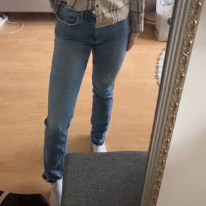 Dessa jeans har blivit lite för tajta för mig men dem är i storlek small. Dem har slitningar på bakfickan och nere vid fötterna. Köpta på carlings av märket Karve 💞 sitter bra och lite Loose fit längst ner 