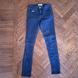 Acne  - Ett par jeans från acne som är mid/ low rise och mer åt det smala hållet! Inte andvända så mycket och i bra skick , dm för mer info och bilder. Pris kan diskuteras 