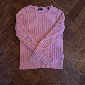 Rosa Gant tröja  - En rosa gant tröja som är kabelstickad. Andvänd ca 1 - 2 gånger därför väldigt bra skick! Dm för mer info och bilder. Pris kan diskuteras.
