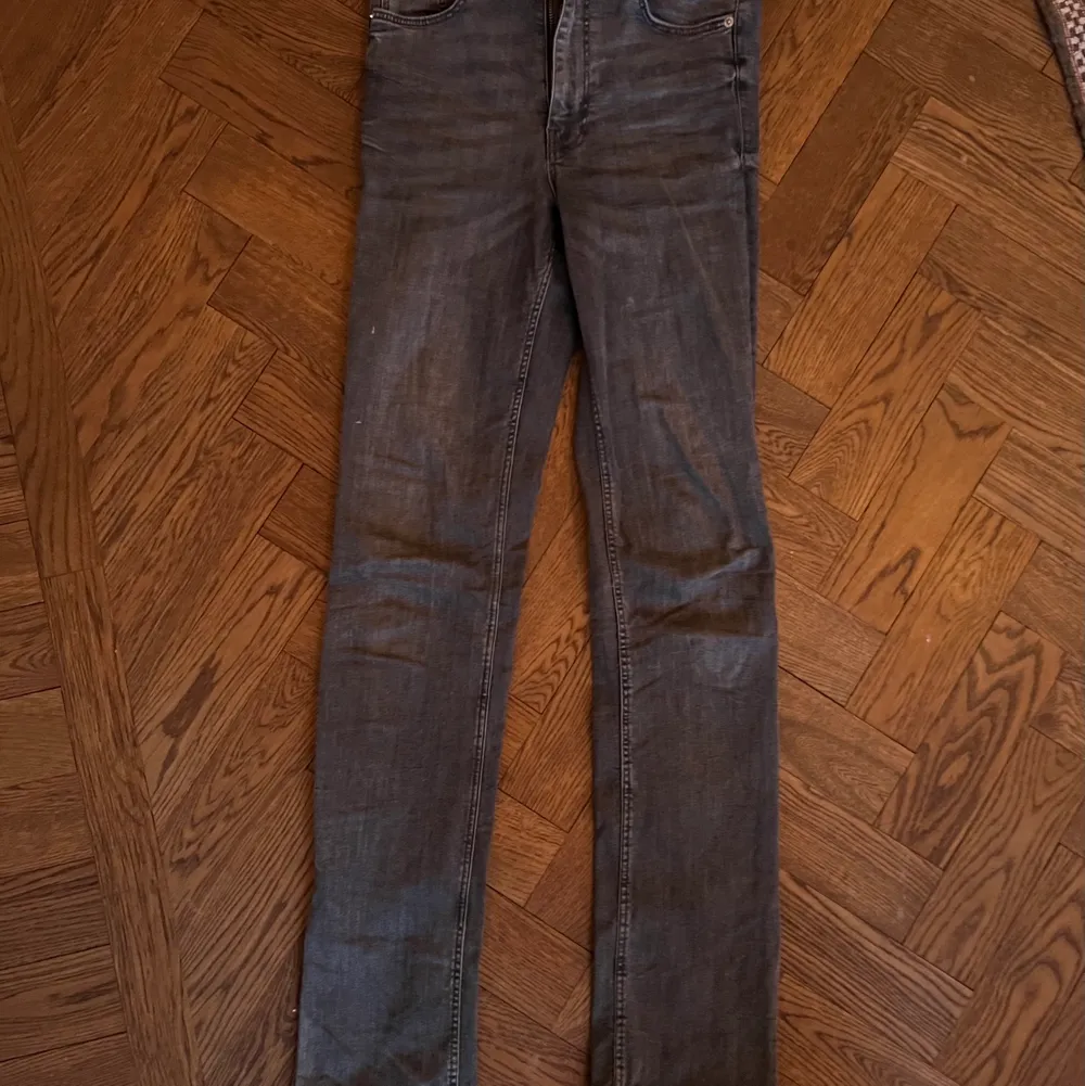 Mid Rise gråa jeans från zara med slits där nere! Ganska bra skick. Ralph lauren tröja som är kabelstickad. Dm för mer info och bilder. Pris kan diskuteras!. Jeans & Byxor.