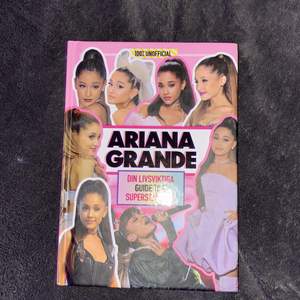 Säljer min Ariana grande bok 