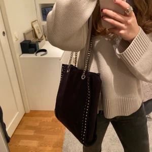 Väska - Säljer denna supersnygga väska från zara. Den är använd med i väldigt bra skick. DM vid intresse eller fler frågor!💕💕 (köpare står för frakt)