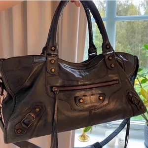balenciaga part time bag - säljer min perfekta balenciaga och rymmer allt du behöver till skolan som dator, böcker mm. bilderna e tagna från hon jag köpte väska av, skriv om ni vill ha fler bilder. ÄKTHETSBEVIS FINNS. måtten är 22x40x15. köparen står för frakten.
