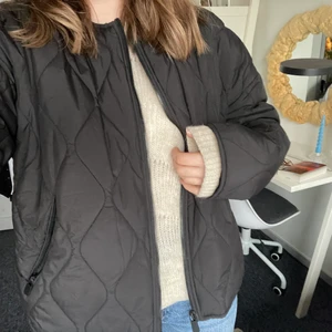 Jacka från Zara - Säljer denna suuperfina vårjacka från Zara! Toppskick, använd några gånger, köpt i januari. Om många är intresserade blir det budgivning från 300kr men annars kan den köpas nu direkt för 400kr❤️‍🔥❤️‍🔥