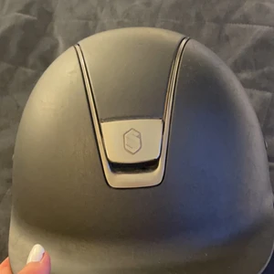 Samshield hjälm svart - Säljer denna svarat samsheield hjälmen, Shadowmatt Regular, VG1 märk, har några små skrapor, säljer för 850kr nypris ca 3500kr, pris kan diskuteras, kom privat för fler bilder🖤