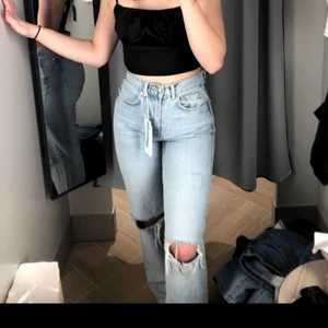 Jeans med hål - Jeans med hål från Gina tricot i storlek 36. Bra skick och väldigt fina. De har dock blivit försmå för mig.