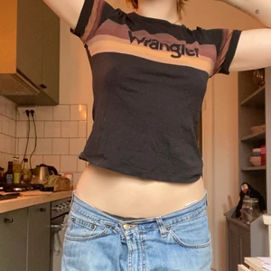 Wranglertröja - Fin äkta wranglertisha, mjukt material, stretchig men sitter tight! 