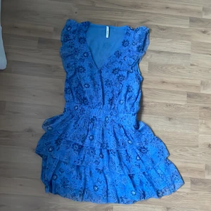 Blå volangklänning från Pepe Jeans - Superfin, trendig och snygg blå volangklänning med blommigt tryck från Pepe Jeans. Passar perfekt till kommande sommardagar! Klänningen är använd 1 gång men kommer tyvärr inte till användning längre, så i Nyskick! Kostade 750kr att köpa. Klänningen är slutsåld på flera hemsidor. Skriv i chatten för fler bilder💓 (Kunden står för frakten)