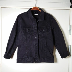 Svart jeansjacka  - En svart jeansjacka i klassisk modell🌱