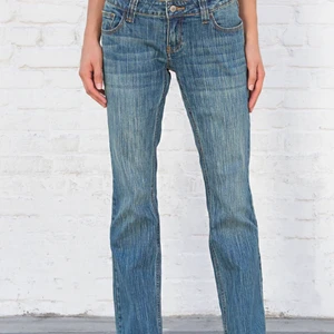 Lågmidjade jeans från Brandy Melville  - Såå snygga lågmidjade jeans från Brandy Melville! Tyvärr lite stora i midjan så därför måste jag sälja! Perfekt längd på mig som är ca 160 cm. Skriv om du vill ha mått eller har andra frågor<33