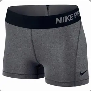 Nike pro grå shorts, sjukt snygga men tyvärr för små för mig