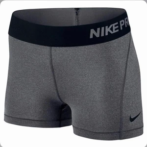 NIKE PRO grå shorts - Nike pro grå shorts, sjukt snygga men tyvärr för små för mig