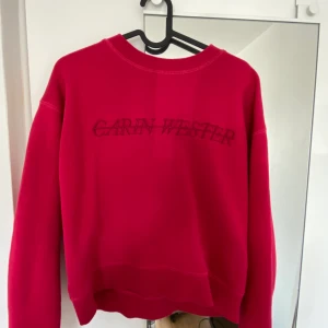 Tröja från Carin wester - Tröja i en jättefin röd färg men som tyvärr inte kommer till användning. Köpare står för frakt🥰🥰