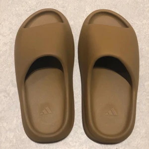 Yeezy slides ochre - Säljer dessa yeezy slides i färgen Ochre. Oanvända och kommer med box 📦✨ storlek 38 men är små i storlek så passar bäst till en 37. Har kvitto och kan skicka fler bilder vid intresse!💋
