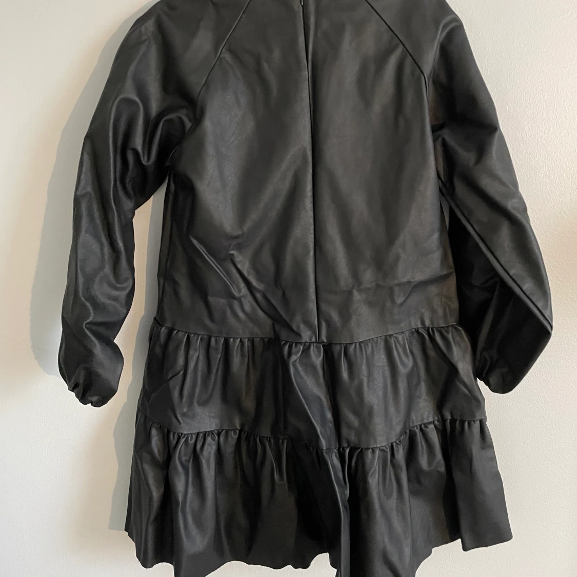 Svart kort skinnklänning - 90