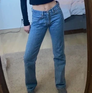 LEVI’S JEANS 505 MID WAIST - Så fina vintage Levis jeans!!❤️❤️ Sitter som mid-waist och passar perfekt nu till sommaren! Jag är 171 cm och har ofta storlek 36 i jeans💕💕 Innerbenslängden är 80 cm och midjemåttet är 80-82💘